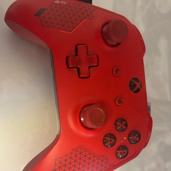 Red Xbox one Controller - Picture 3 of 4